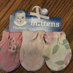 New Gerber 3pk girl mittens 0-3 months